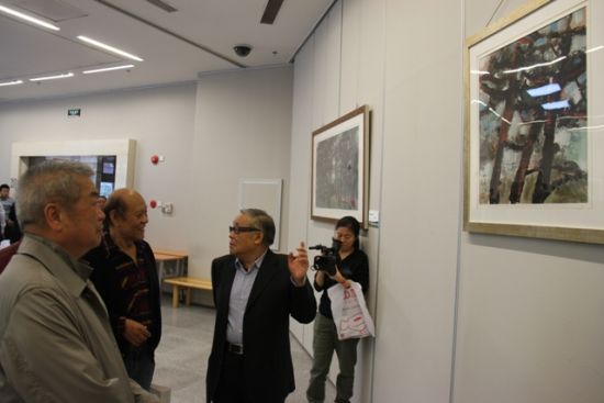 参观展览