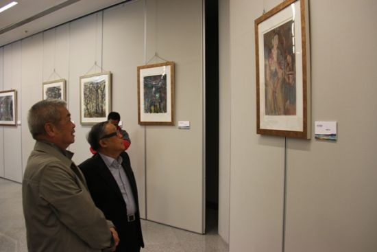 参观展览